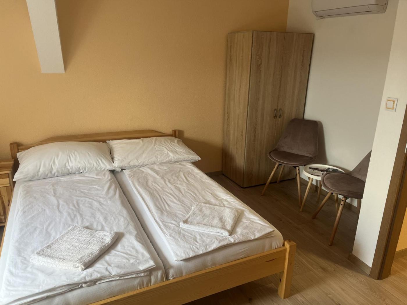 Vt6 House & Restaurant Bed & Breakfast Зноймо Екстериор снимка