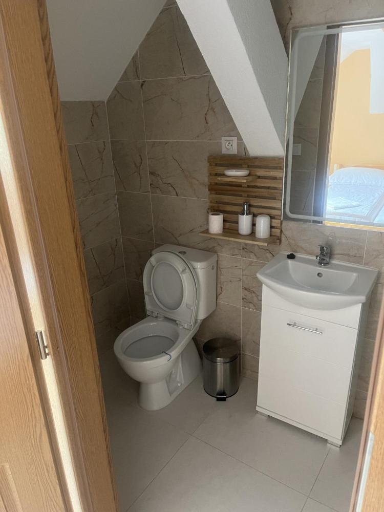 Vt6 House & Restaurant Bed & Breakfast Зноймо Екстериор снимка